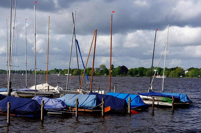 800px-on_the_alster_-_panoramio